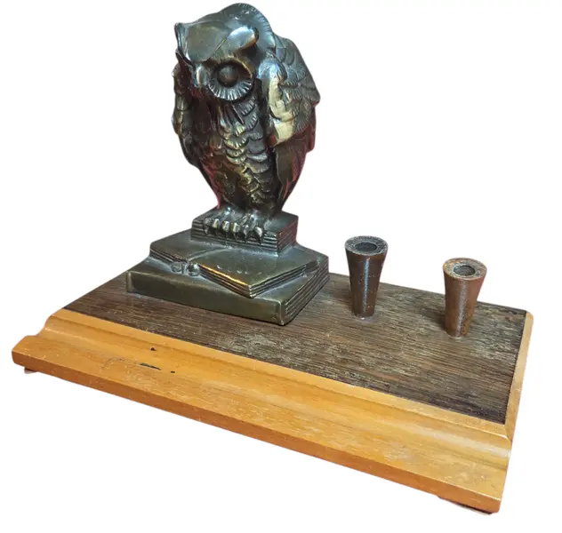 Foto de um(a) Tinteiro Monumental: A Coruja de Bronze, da categoria de Organizadores. Este tinteiro é um objeto de escrita clássico que remete à sofisticação das antigas bibliotecas e salas de estratégia. A... Vendido no marketplace Trésors.