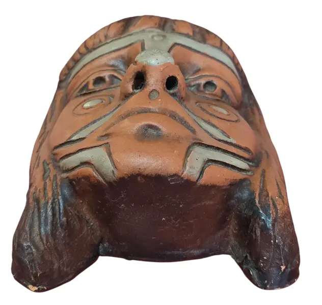 Foto de um(a) Máscara Decorativa em Cerâmica – Estilo Indígena, da categoria de Escultura. Bela máscara decorativa confeccionada em cerâmica (terracota). Peça com detalhes entalhados e pintura artesanal, ideal para... Mostrado de uma perspectiva diferente. Vendido no marketplace Trésors.