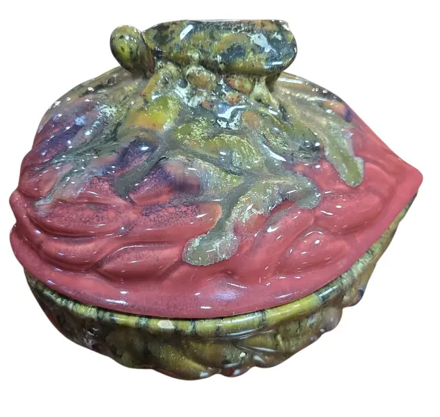 Foto de um(a) Antiga Bomboniere Cerâmica Weiss – Formato de Noz com Inseto, da categoria de Garrafas, potes e jarros. Rara e excêntrica bomboniere em cerâmica esmaltada, produzida pela renomada Cerâmica Weiss. Uma peça de colecionismo que... Mostrado de uma perspectiva diferente. Vendido no marketplace Trésors.