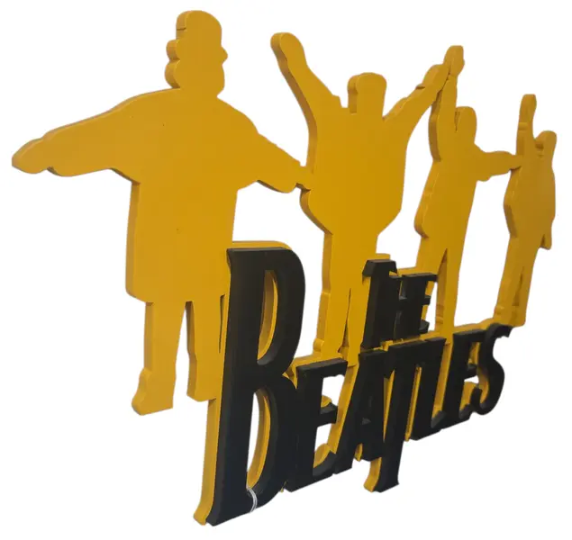 Foto de um(a) Placa Decorativa "The Beatles" – Silhueta Amarela & Logo Preto (3D), da categoria de Placas. Leve a magia de Liverpool para sua casa com esta incrível placa decorativa dos Beatles! Esta peça combina dois elementos... Vendido no marketplace Trésors.