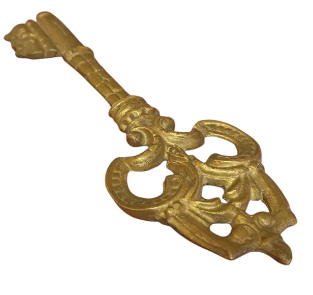 Foto de um(a) Chave Decorativa Vintage em Bronze Maciço, da categoria de Chaveiros. Adicione um toque de elegância histórica e mistério à sua decoração com esta magnífica chave ornamental em bronze. Vendido no marketplace Trésors.