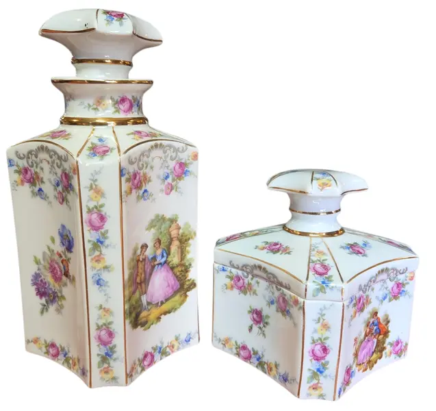 Foto de um(a) Conjunto de Lavabo em Porcelana com Cenas Galantes e Filetes a Ouro, da categoria de Conjunto de banheiro. Este encantador conjunto de toucador em porcelana fina é uma peça clássica de decoração, perfeita para adicionar um toque de... Mostrado de uma perspectiva diferente. Vendido no marketplace Trésors.