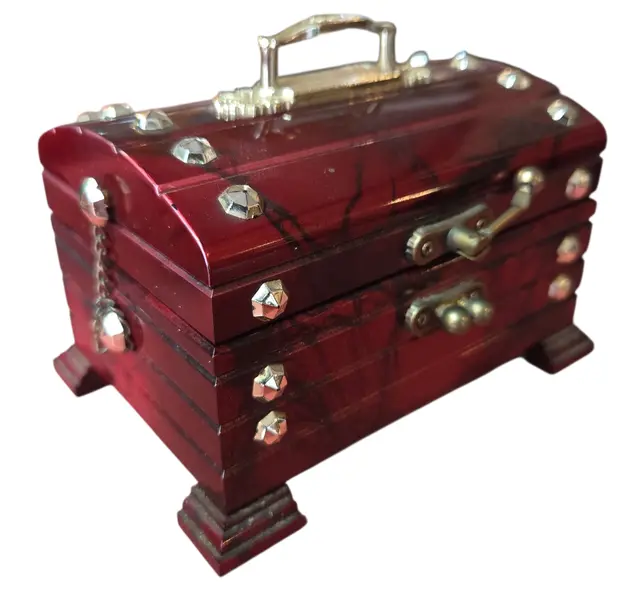 Foto de um(a) Caixa de Música Baú, da categoria de Cestos e Caixas. Onde as memórias são guardadas. Esta caixa de música, esculpida no clássico formato de baú, é um convite à nostalgia. Com... Mostrado de uma perspectiva diferente. Vendido no marketplace Trésors.