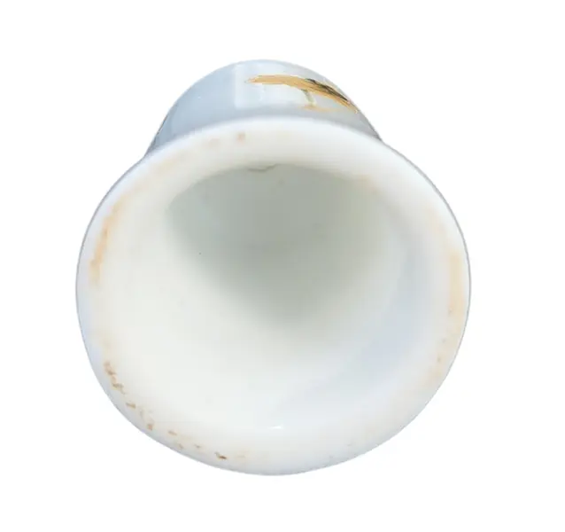 Foto de um(a) Dedal de Coleção em Porcelana – Tema Camomila e Abelha no Campo, da categoria de Outros colecionáveis. O design destaca-se pela composição harmoniosa: de um lado, um gracioso arranjo de camomilas (margaridas) brotando de uma... Mostrado de uma perspectiva diferente. Vendido no marketplace Trésors.