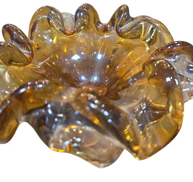 Foto de um(a) Cinzeiro em Murano, da categoria de Cinzeiros. Adicione um toque de cor e brilho ao seu décor com este cinzeiro em Cristal Murano. Com seu design robusto e lapidação... Mostrado de uma perspectiva diferente. Vendido no marketplace Trésors.