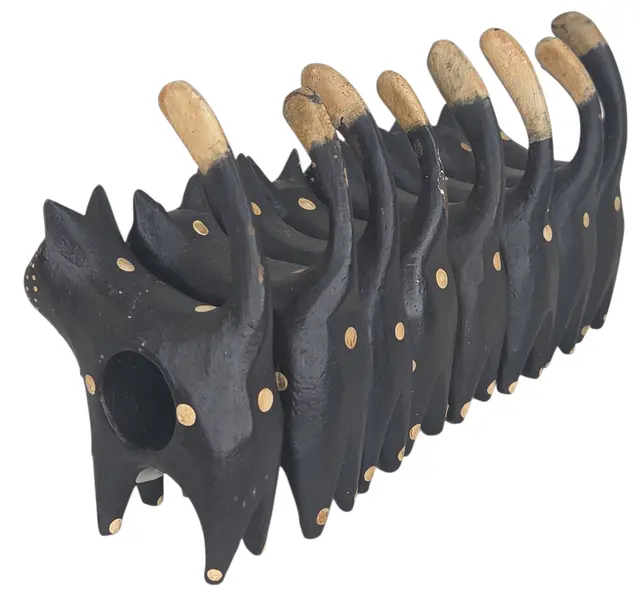 Foto de um(a) Jogo de Porta-Guardanapos "Gatos Pretos" - 08 Peças em Madeira Pintada, da categoria de Anel para guardanapo. Adicione um toque de personalidade e descontração à sua mesa com este exclusivo conjunto de porta-guardanapos em formato de... Mostrado de uma perspectiva diferente. Vendido no marketplace Trésors.