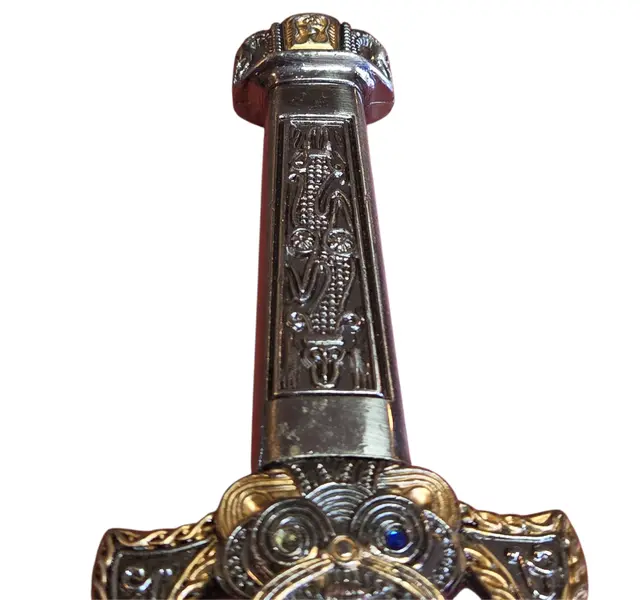 Foto de um(a) Adaga Decorativa de Fantasia com Bainha – Detalhes em Relevo e Cristais Sintéticos Azuis, da categoria de Facas. Adaga decorativa com design inspirado na fantasia épica, apresentando um acabamento refinado em tons de prata e ouro... Mostrado de uma perspectiva diferente. Vendido no marketplace Trésors.