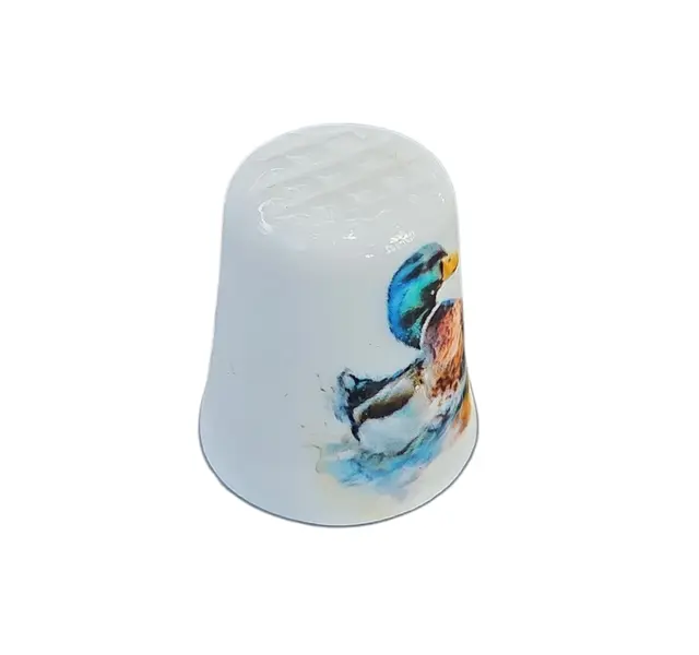 Foto de um(a) Dedal de Coleção em Porcelana – Marreco, da categoria de Outros colecionáveis. Este elegante dedal é uma peça indispensável para colecionadores de porcelana e entusiastas de temática ornitológica.... Mostrado de uma perspectiva diferente. Vendido no marketplace Trésors.