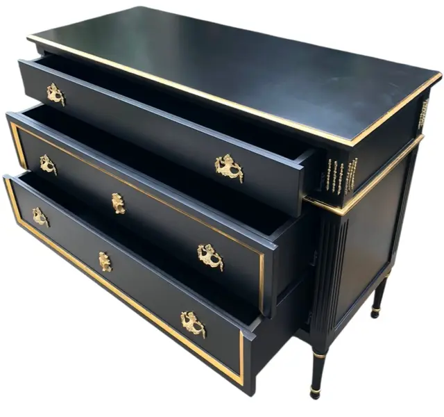 Foto de um(a) Cômoda Clássica com 3 Gavetas, Bronze e Detalhes Dourados, da categoria de Cômodas e Sapateira. Mostrado de uma perspectiva diferente. Vendido no marketplace Trésors.