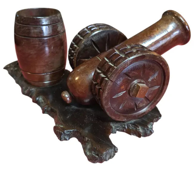 Foto de um(a) Canhão Decorativo em Madeira Nobre e Mini Barril – Peça Vintage, da categoria de Outros colecionáveis. Apresentamos uma distinta peça de coleção e decoração, rica em detalhes e executada com técnicas tradicionais de marcenaria.... Mostrado de uma perspectiva diferente. Vendido no marketplace Trésors.