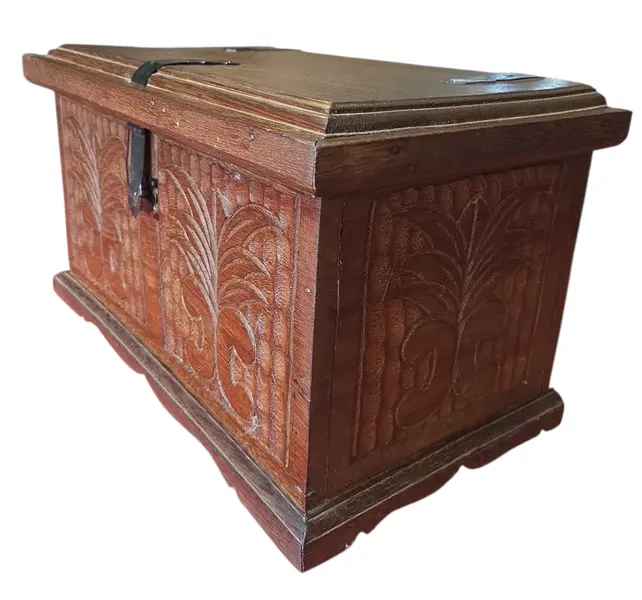 Foto de um(a) Pequeno Baú em Madeira Maciça com Esculturas em Relevo, da categoria de Baús. Este charmoso baú em madeira maciça apresenta um trabalho artesanal rico em detalhes. A face frontal e as laterais são... Mostrado de uma perspectiva diferente. Vendido no marketplace Trésors.