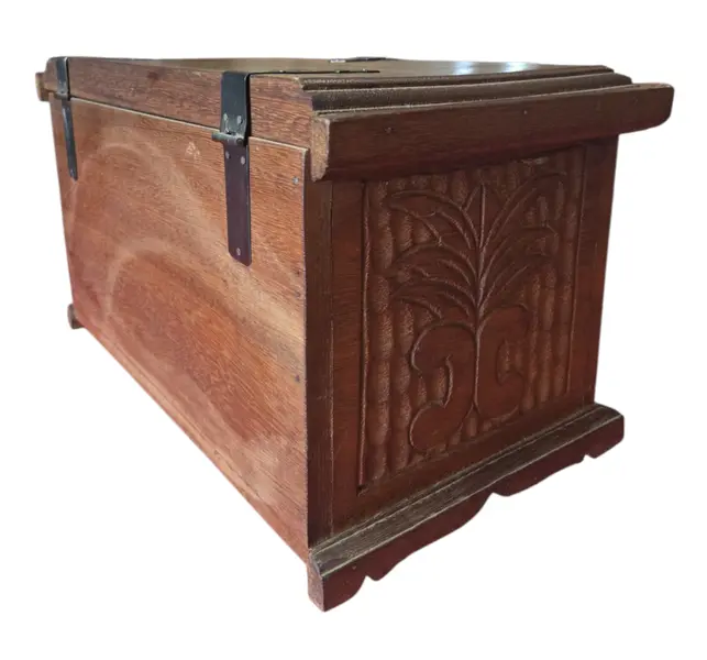 Foto de um(a) Pequeno Baú em Madeira Maciça com Esculturas em Relevo, da categoria de Baús. Este charmoso baú em madeira maciça apresenta um trabalho artesanal rico em detalhes. A face frontal e as laterais são... Mostrado de uma perspectiva diferente. Vendido no marketplace Trésors.