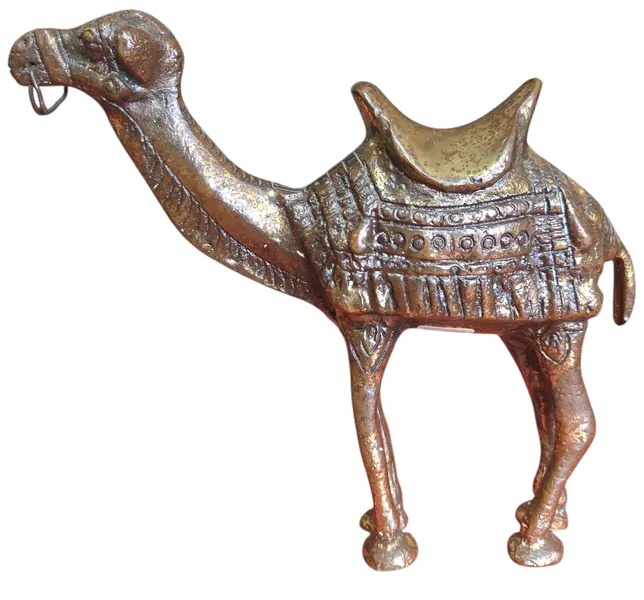 Foto de um(a) O Viajante do Deserto: Escultura de Camelo em Bronze, da categoria de Escultura. Esta imponente escultura em bronze captura a essência da resiliência e da paciência. Representando o camelo em uma postura... Vendido no marketplace Trésors.