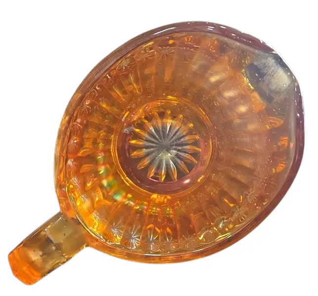 Foto de um(a) Cremeira Carnival Glass Vintage, da categoria de Cremeiras. Adicione um toque de sofisticação e nostalgia ao seu café da tarde. Esta cremeira em estilo Carnival Glass é uma peça que... Mostrado de uma perspectiva diferente. Vendido no marketplace Trésors.