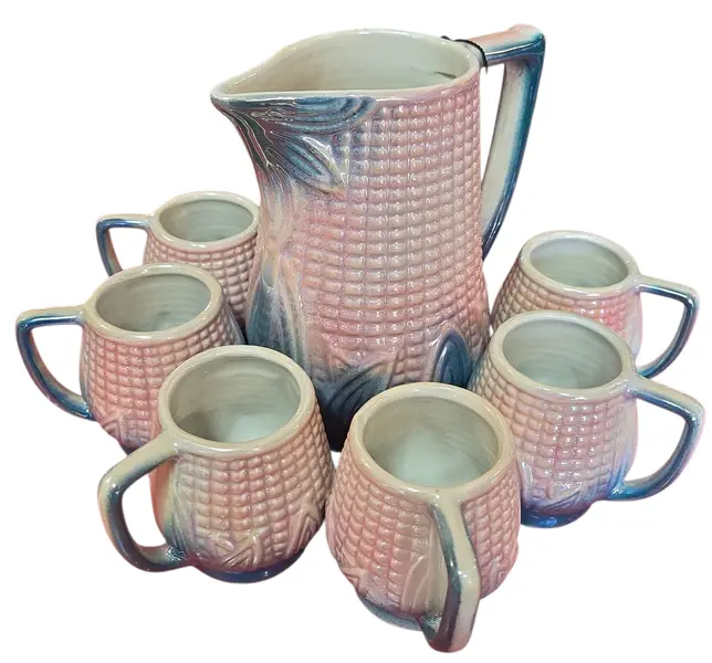 Foto de um(a) Conjunto de Jarra e Canecas Espiga de Milho, da categoria de Conjuntos de servir. Magnífico conjunto de refresco vintage em cerâmica figurativa, apresentando um design detalhado em relevo de espiga de milho... Vendido no marketplace Trésors.