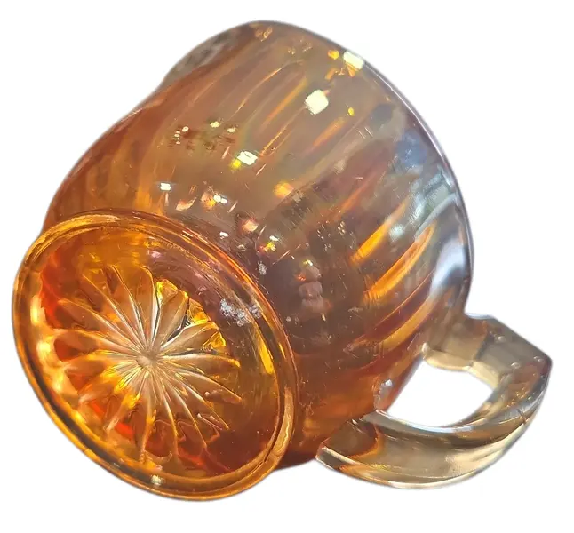 Foto de um(a) Cremeira Carnival Glass Vintage, da categoria de Cremeiras. Adicione um toque de sofisticação e nostalgia ao seu café da tarde. Esta cremeira em estilo Carnival Glass é uma peça que... Mostrado de uma perspectiva diferente. Vendido no marketplace Trésors.