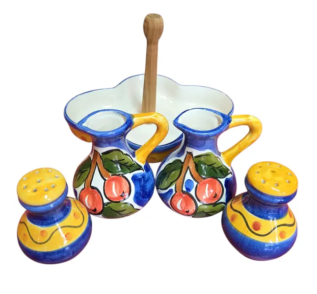 Foto de um(a) Galheteiro de Cerâmica Artesanal 5 Peças, da categoria de Saleiros e pimenteiros. Adicione charme e cor à sua mesa com este lindo galheteiro em cerâmica pintada à mão. Com um design orgânico e cores... Mostrado de uma perspectiva diferente. Vendido no marketplace Trésors.