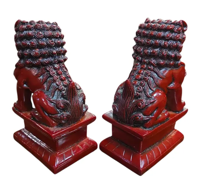 Foto de um(a) Par de Cães de Fó em Resina - Leões Guardiões Chineses, da categoria de Outros colecionáveis. Imponente par de Cães de Fo em tom vermelho profundo, emulando a tradicional técnica oriental de escultura em cinábrio.... Mostrado de uma perspectiva diferente. Vendido no marketplace Trésors.