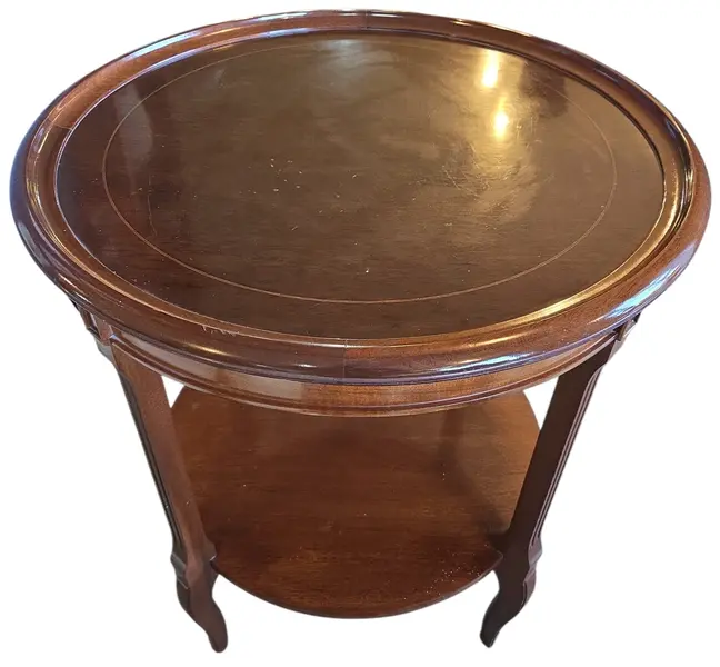 Foto de um(a) Mesa Lateral Redonda Clássica em Madeira, da categoria de Mesas laterais. Elegante mesa lateral (ou de apoio) clássico, ideal para compor salas de estar, escritórios ou recepções com um toque de... Vendido no marketplace Trésors.