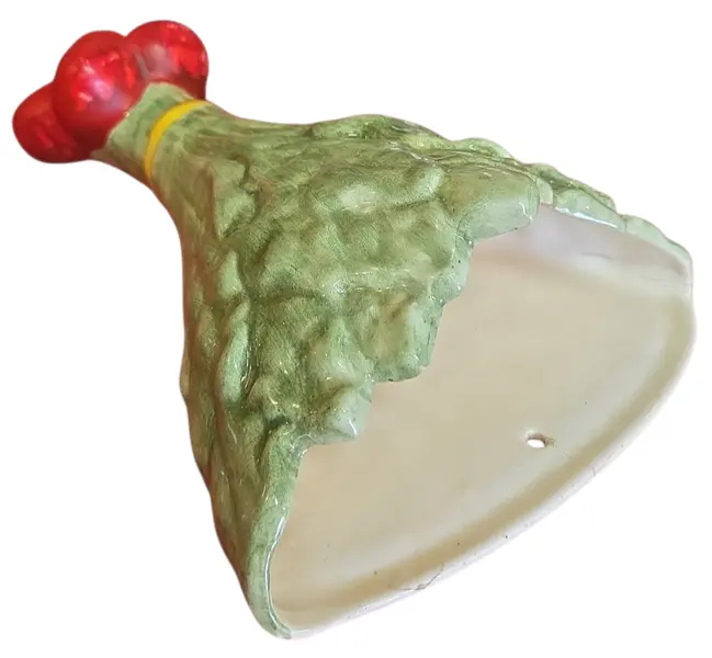 Foto de um(a) Vaso de Parede Antigo Rabanete em Faiança, da categoria de Floreira de parede. Exclusivo vaso de parede (pocket wall vase) em faiança vitrificada, moldado em formato figurativo de um maço de rabanetes.... Mostrado de uma perspectiva diferente. Vendido no marketplace Trésors.