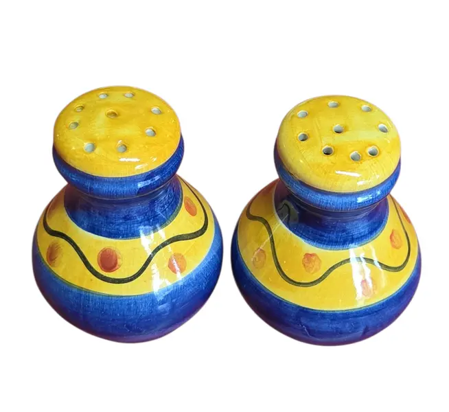 Foto de um(a) Galheteiro de Cerâmica Artesanal 5 Peças, da categoria de Saleiros e pimenteiros. Adicione charme e cor à sua mesa com este lindo galheteiro em cerâmica pintada à mão. Com um design orgânico e cores... Mostrado de uma perspectiva diferente. Vendido no marketplace Trésors.