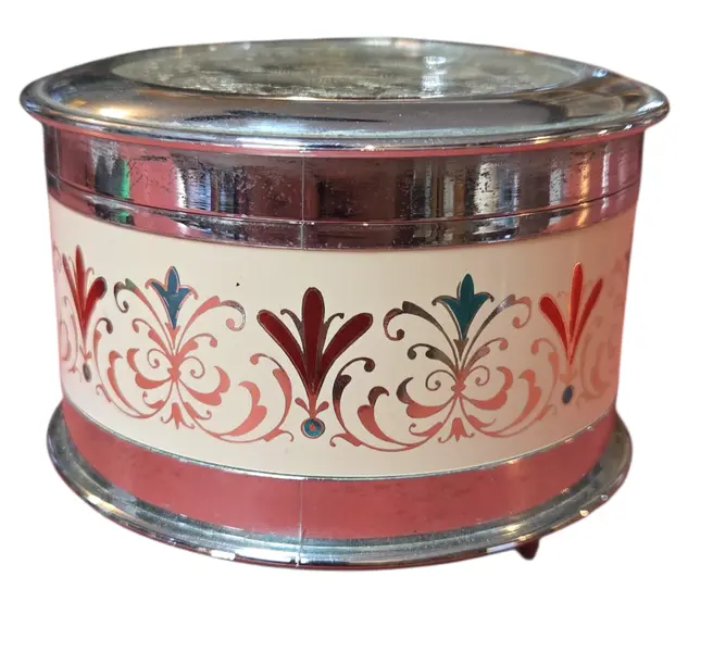 Foto de um(a) Caixa de Música, da categoria de Cestos e Caixas. Uma joia para os olhos e ouvidos. Esta caixa de música apresenta um trabalho primoroso de gravação floral, onde cada pétala... Vendido no marketplace Trésors.