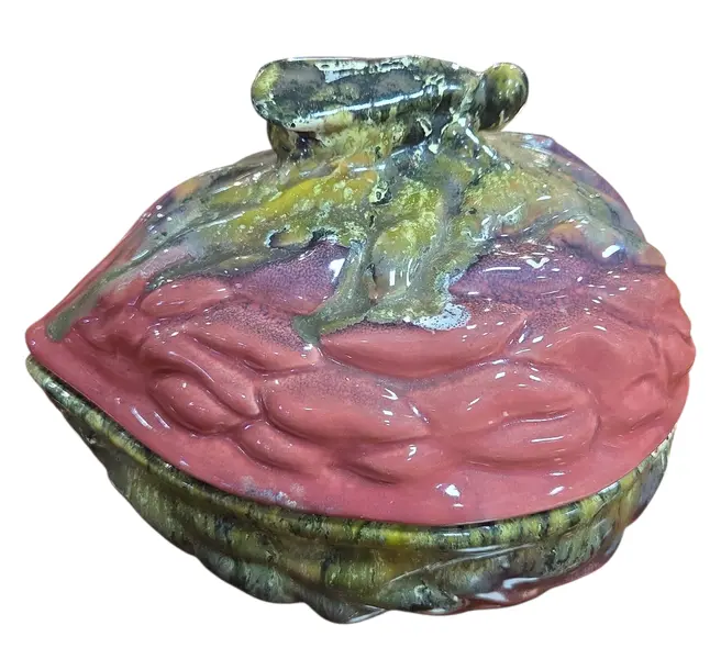 Foto de um(a) Antiga Bomboniere Cerâmica Weiss – Formato de Noz com Inseto, da categoria de Garrafas, potes e jarros. Rara e excêntrica bomboniere em cerâmica esmaltada, produzida pela renomada Cerâmica Weiss. Uma peça de colecionismo que... Mostrado de uma perspectiva diferente. Vendido no marketplace Trésors.