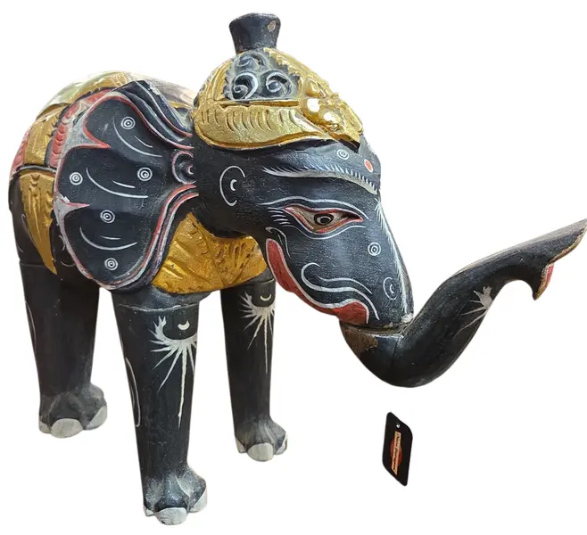 Foto de um(a) Elefante Decorativo em Madeira – Pintada à Mão, da categoria de Escultura. Encantadora escultura de elefante entalhada em madeira maciça, apresentando uma rica ornamentação em policromia. Esta peça é... Mostrado de uma perspectiva diferente. Vendido no marketplace Trésors.