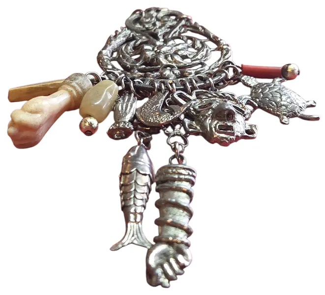 Foto de um(a) Mini Penca de Balangandã em Metal – Amuleto de Proteção e Tradição Brasileira, da categoria de Outros colecionáveis. A Penca de Balangandã é um dos símbolos mais profundos da cultura afro-brasileira, carregada de história e significados.... Mostrado de uma perspectiva diferente. Vendido no marketplace Trésors.