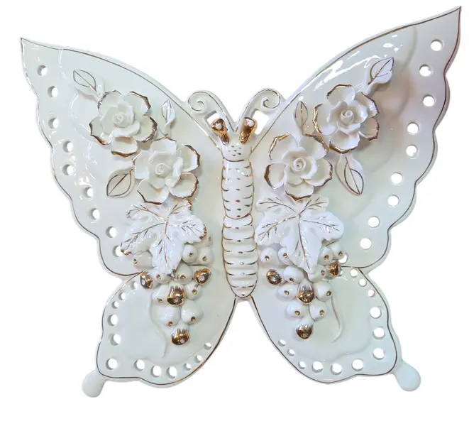 Foto de um(a) Borboleta Decorativa em Porcelana Moldada – Relevo Floral, da categoria de Objetos de parede esculturais. Exuberante escultura de parede ou mesa em porcelana branca vitrificada, apresentando o formato de uma borboleta com asas... Mostrado de uma perspectiva diferente. Vendido no marketplace Trésors.