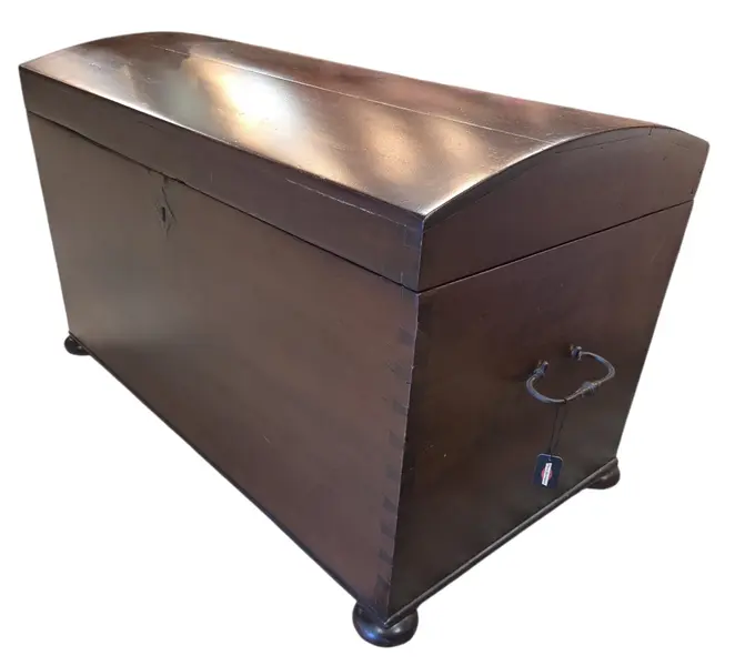 Foto de um(a) Baú Organizador de Imbuia – Sofisticação e História no seu Quarto, da categoria de Baús. Uma peça imponente que atravessa gerações. Este baú é confeccionado em imbuia maciça, uma das madeiras mais raras e nobres... Vendido no marketplace Trésors.