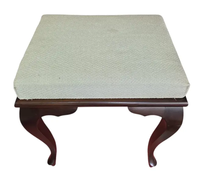 Foto de um(a) Banqueta Chippendale em Imbuia Maciça – Design Clássico, da categoria de Banquetas. Enriqueça seu ambiente com a elegância atemporal desta banqueta estilo Chippendale. Executada em imbuia maciça, madeira... Mostrado de uma perspectiva diferente. Vendido no marketplace Trésors.