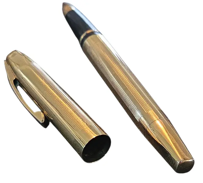 Foto de um(a) Caneta Sheaffer Antiga Folheada a Ouro – Item de Colecionador, da categoria de Outros colecionáveis. Eleve o nível da sua assinatura ou da sua coleção com esta magnífica caneta Sheaffer. Conhecida mundialmente pelo seu... Mostrado de uma perspectiva diferente. Vendido no marketplace Trésors.