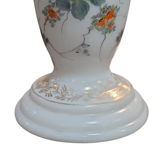 Foto de um(a) Vaso em Vidro Opaline Leitoso – Decoração Floral Pintada à Mão e Filetes Dourados, da categoria de Vasos. Apresentamos um delicado vaso decorativo em vidro leitoso branco, que combina a elegância da opalinagem com a vivacidade da... Mostrado de uma perspectiva diferente. Vendido no marketplace Trésors.