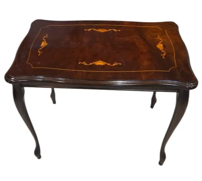 Foto de um(a) Mesa Auxiliar Clássica com Marchetaria Floral e Pés Cabriolé, da categoria de Conjunto de mesas e cadeiras. Sofisticada mesa de apoio/auxiliar em estilo clássico, perfeita para enriquecer a decoração da sala de estar, hall de... Mostrado de uma perspectiva diferente. Vendido no marketplace Trésors.