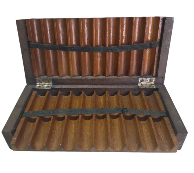 Foto de um(a) Porta-Cigarreira em Marchetaria – Paisagem de Araucárias em Madeira Nobre, da categoria de Cigarreiras e piteiras. Uma verdadeira obra de arte em miniatura. Este porta-cigarreira apresenta um trabalho primoroso de marchetaria, retratando a... Mostrado de uma perspectiva diferente. Vendido no marketplace Trésors.