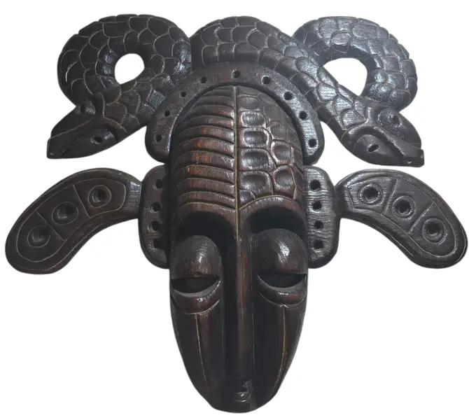 Foto de um(a) Máscara Tribal Decorativa em Madeira Nobre – Entalhe de Serpentes e Simbolismo Africano, da categoria de Objetos de parede esculturais. Esta é uma peça de arte mural imponente e sofisticada, perfeita para colecionadores ou para quem deseja um ponto focal... Vendido no marketplace Trésors.
