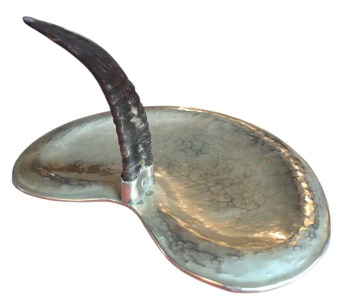 Foto de um(a) Bandeja de Mesa em Cobre Espessurado em Prata - Chifre, da categoria de Bandejas. Fabricada em cobre com um espesso banho de prata, a peça apresenta uma textura martelada artesanalmente que cria um jogo de... Mostrado de uma perspectiva diferente. Vendido no marketplace Trésors.
