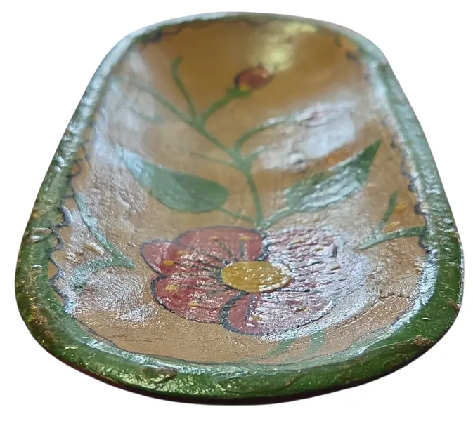 Foto de um(a) Petisqueira de Madeira Artesanal com Pintura Floral, da categoria de Acessórios de cozinha. Esta peça é um exemplo encantador de arte popular em madeira. Esculpida em formato ovalado (estilo canoa), ela apresenta um... Mostrado de uma perspectiva diferente. Vendido no marketplace Trésors.