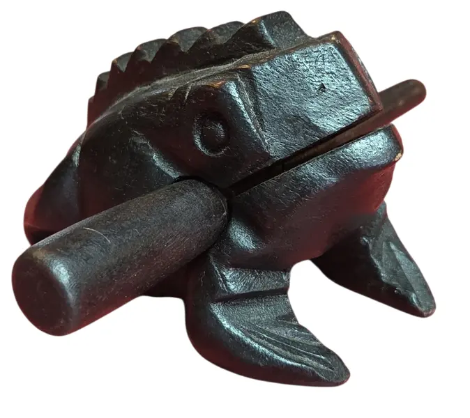 Foto de um(a) Sapinho Musical em Madeira Escura - Percussão Artesanal, da categoria de Outros colecionáveis. Este encantador sapinho não é apenas um item decorativo, mas um instrumento musical de percussão. Ao deslizar a baqueta de... Mostrado de uma perspectiva diferente. Vendido no marketplace Trésors.