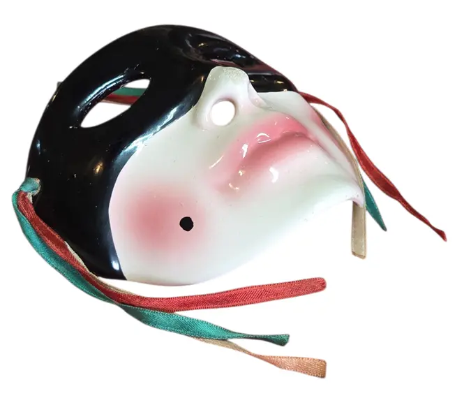 Foto de um(a) Máscara Veneziana Decorativa em Porcelana – Estilo Colombina com Fitas de Cetim, da categoria de Escultura. Esta belíssima máscara decorativa captura a essência do teatro clássico italiano. Feita em porcelana de alto brilho, a peça... Mostrado de uma perspectiva diferente. Vendido no marketplace Trésors.