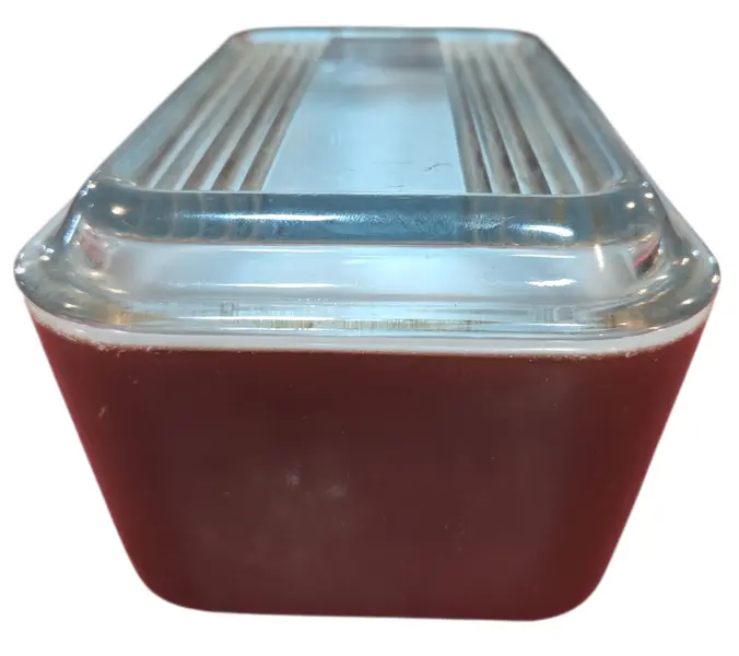 Foto de um(a) Manteigueira Pyrex USA Marrom - 502, da categoria de Outros utensílios. Adicione um toque de nostalgia e funcionalidade à sua cozinha ou coleção com esta autêntica peça Pyrex, fabricada nos... Mostrado de uma perspectiva diferente. Vendido no marketplace Trésors.