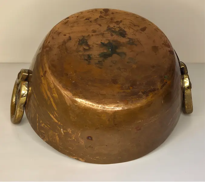 Foto de um(a) Tacho de Cobre Antigo, da categoria de Panelas. Peça clássica e robusta, ideal tanto para uso culinário quanto para decoração rústica e colecionismo. Mostrado de uma perspectiva diferente. Vendido no marketplace Trésors.