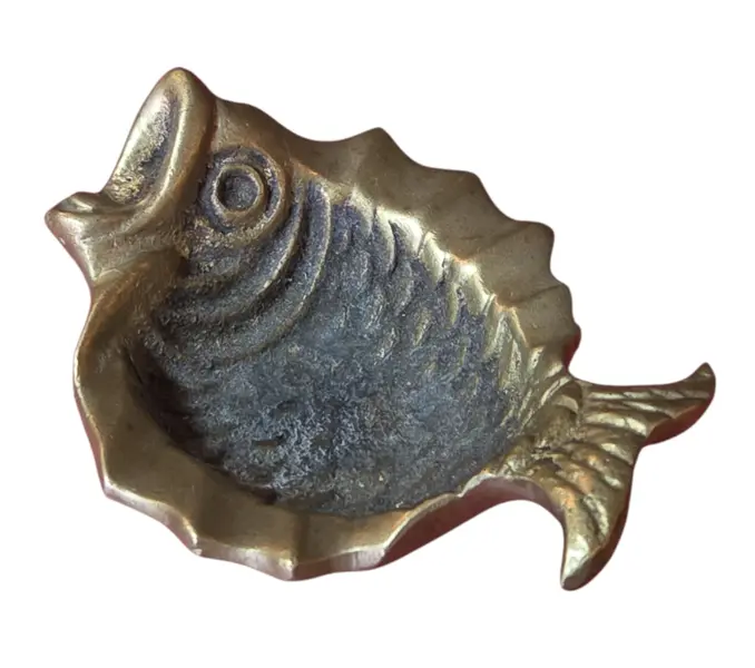 Foto de um(a) Pequeno Cinzeiro Decorativo Peixe em Bronze, da categoria de Cinzeiros e coletores. Lindo cinzeiro em formato de peixe, confeccionado em metal maciço bronze com pátina original do tempo. Mostrado de uma perspectiva diferente. Vendido no marketplace Trésors.