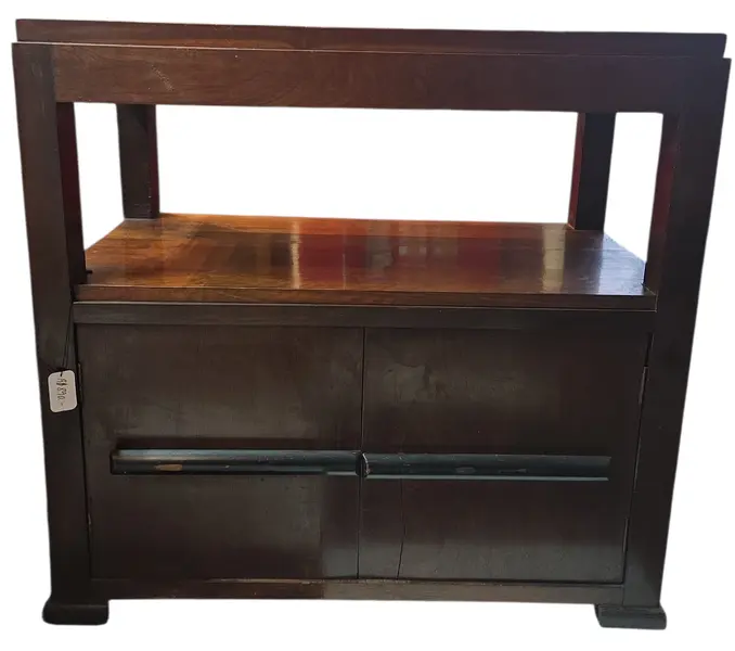 Foto de um(a) Mesa de Cabeceira em Imbuia, da categoria de Cabeceiras. Apresentamos uma peça autêntica do mobiliário brasileiro de meados do século XX. Esta mesa de cabeceira, confeccionada em... Mostrado de uma perspectiva diferente. Vendido no marketplace Trésors.