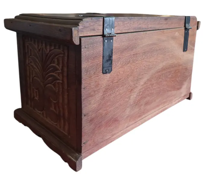 Foto de um(a) Pequeno Baú em Madeira Maciça com Esculturas em Relevo, da categoria de Baús. Este charmoso baú em madeira maciça apresenta um trabalho artesanal rico em detalhes. A face frontal e as laterais são... Mostrado de uma perspectiva diferente. Vendido no marketplace Trésors.