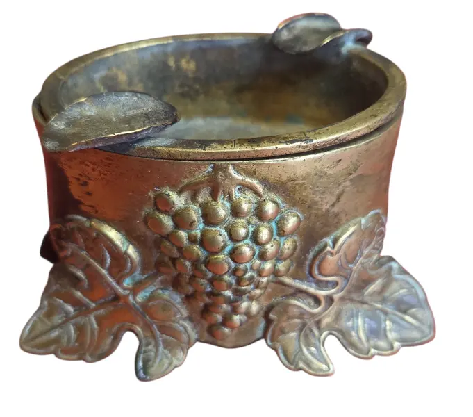 Foto de um(a) Cinzeiro de Coleção em Bronze Maciço – Relevo Frutas e Folhagens, da categoria de Cinzeiros. Este é um cinzeiro ornamental de alta qualidade, confeccionado em bronze maciço, destacando-se pelo trabalho artesanal de... Vendido no marketplace Trésors.