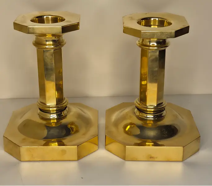 Foto de um(a) Par de Castiçais Dourados, da categoria de Velas e fragrâncias para casa. Ilumine seus momentos especiais com a sofisticação que só o dourado proporciona. Este par de castiçais une um design... Mostrado de uma perspectiva diferente. Vendido no marketplace Trésors.