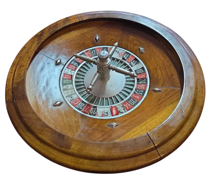Foto de um(a) Rara Roleta de Cassino Antiga – Madeira Nobre, da categoria de Outros jogos. Exemplar magnífico de uma era de ouro dos cassinos. Esta roleta imponente em madeira nobre maciça com acabamentos em metal... Vendido no marketplace Trésors.