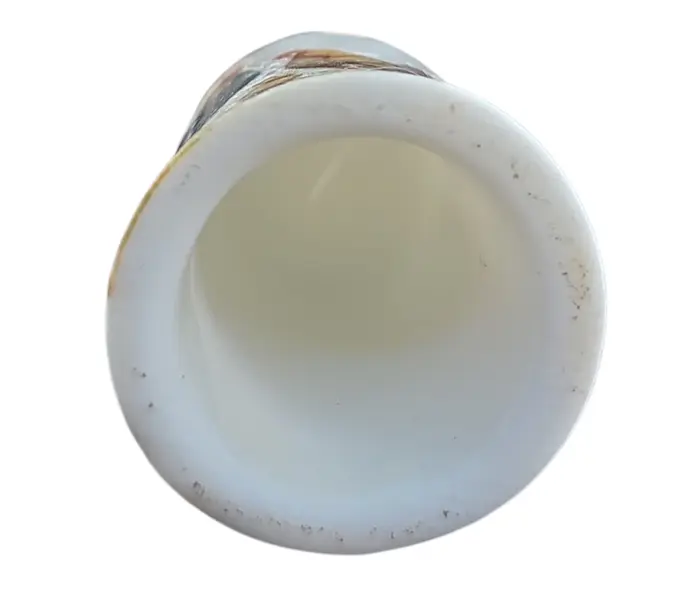 Foto de um(a) Dedal de Coleção em Porcelana – Galo e Pintinhos, da categoria de Outros colecionáveis. Este encantador dedal em porcelana apresenta uma cena bucólica clássica, retratando a vida no campo. Com uma ilustração... Mostrado de uma perspectiva diferente. Vendido no marketplace Trésors.